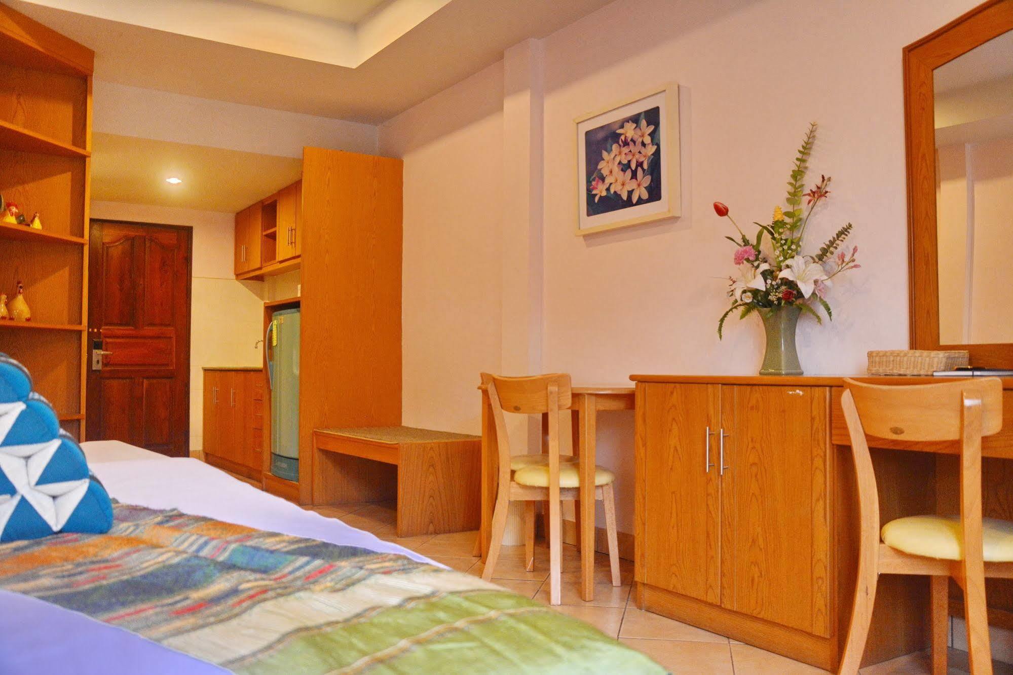 Seven Oaks Inn Jomtien Beach Exterior foto
