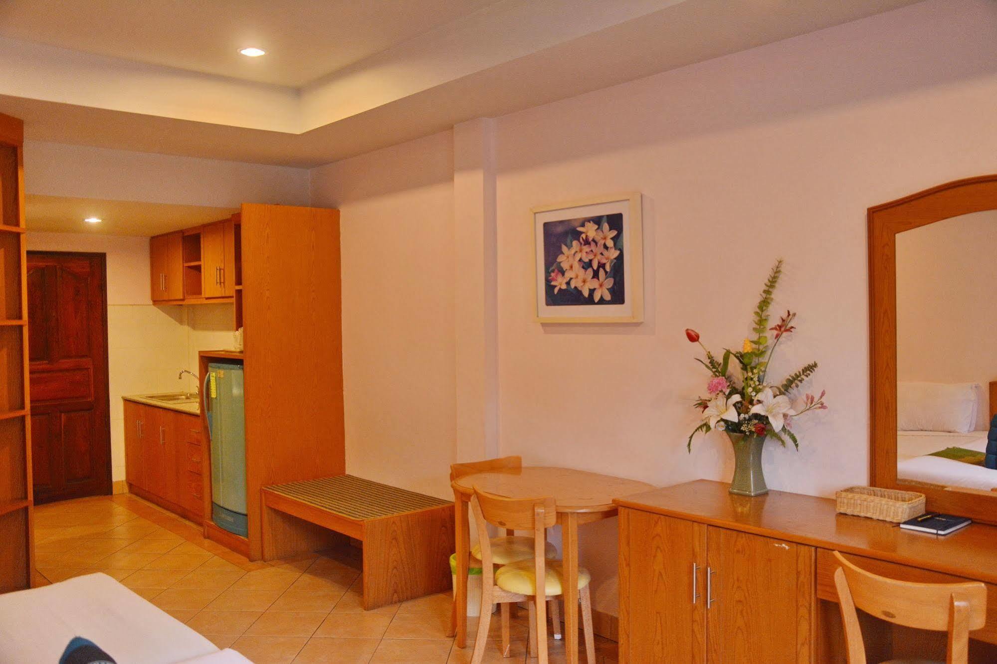 Seven Oaks Inn Jomtien Beach Exterior foto