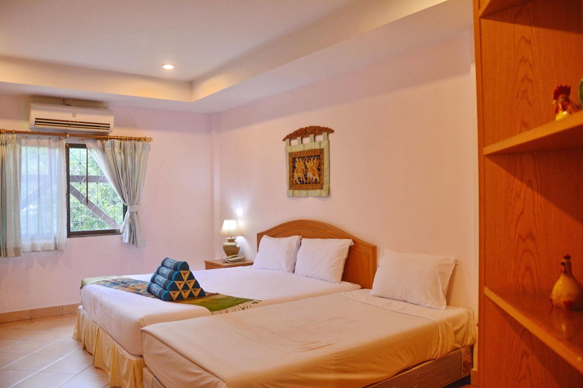 Seven Oaks Inn Jomtien Beach Exterior foto