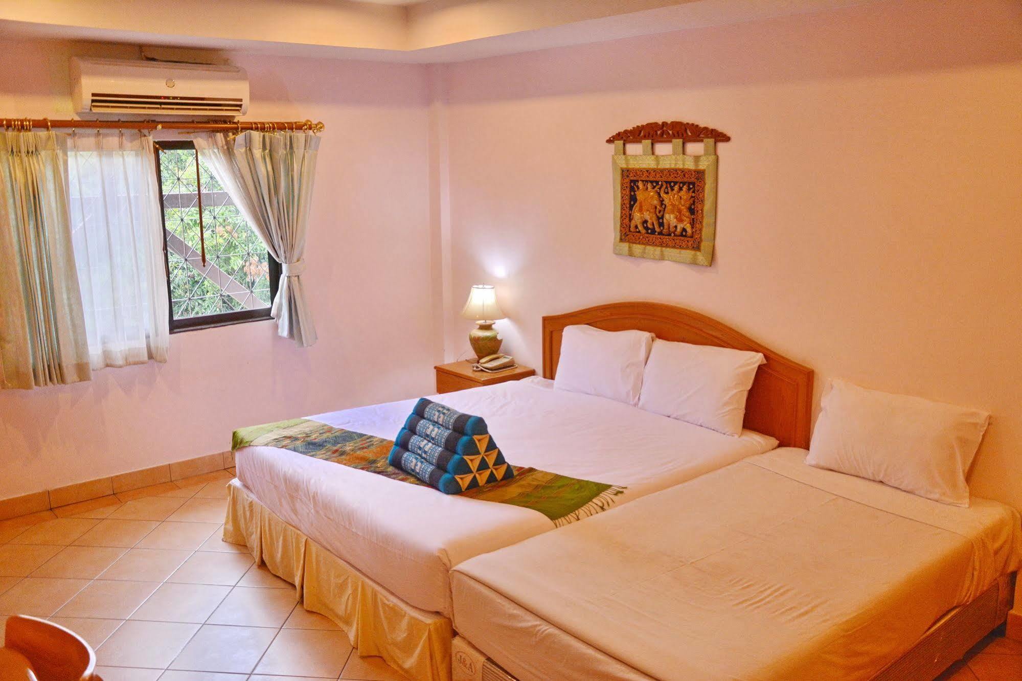 Seven Oaks Inn Jomtien Beach Exterior foto
